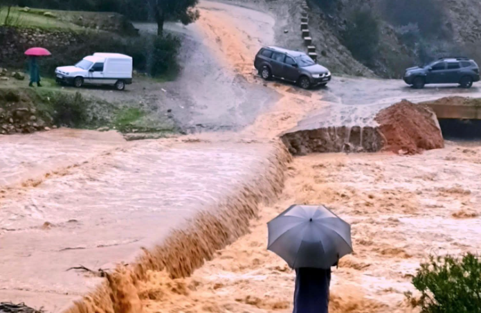 نشرة إنذارية: أمطار رعدية قوية وتساقطات ثلجية بعدة أقاليم بالمملكة.