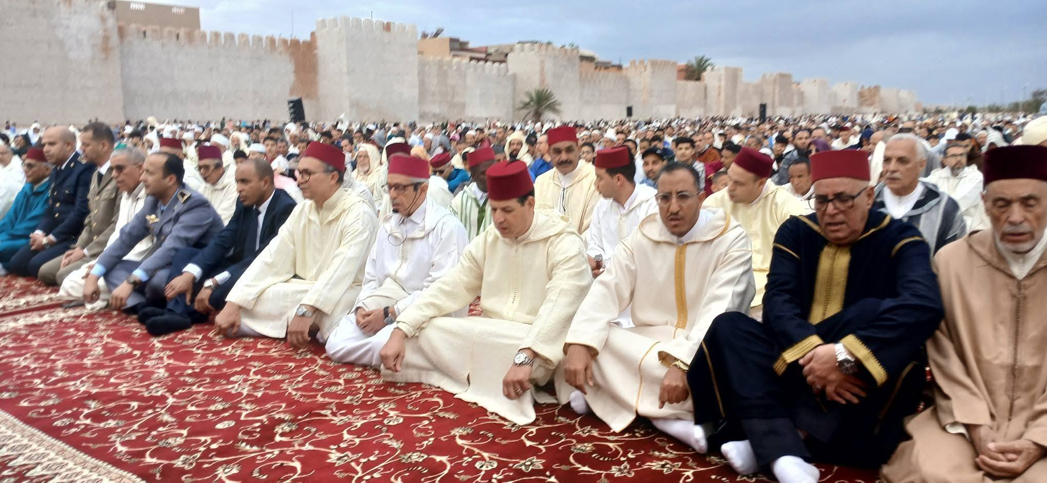 تارودانت: في أجواء روحانية مفعمة بالإيمان.. عامل الإقليم “مبروك تابت” يشارك آلاف المصلين فرحة عيد الفطر بمصلى بيزامارن