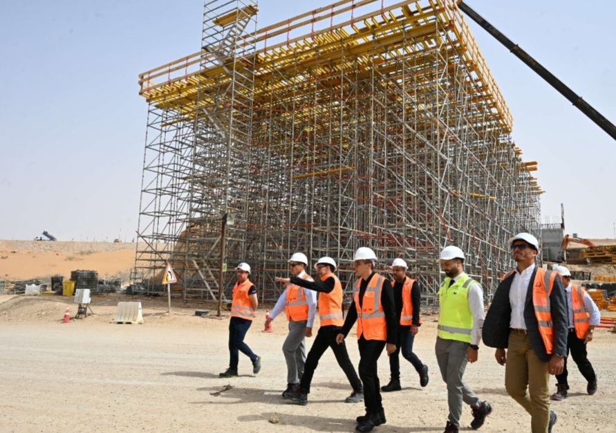 والي العيون يتفقد أشغال أطول جسر بالمغرب