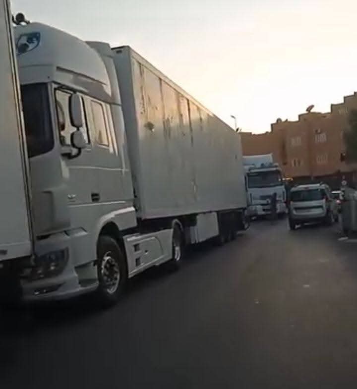 شاحنات تحاصر مداخل “سوق السبت” بآيت ملول وتعرقل حركة المرتفقين.