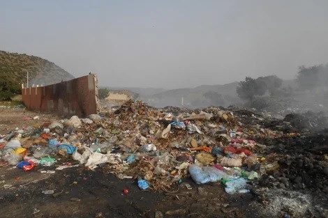 في الطريق إلى موسم “للا تعلات”.. مطرح إمي مقورن “يستقبل” الزوار بروائحه الكريهة.