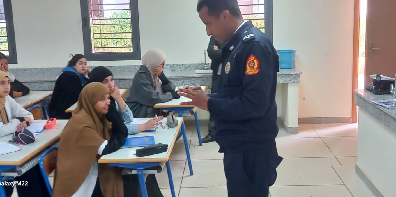 أمن أكادير يحل بـ “ثانوية الكركارات” لتحسيس التلاميذ بمخاطر الشغب والجرائم الرقمية.