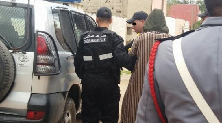 بعد مقاومة عنيفة وفرار بسيارة فاخرة.. الدرك يطيح بمبحوث عنه في 30 قضية