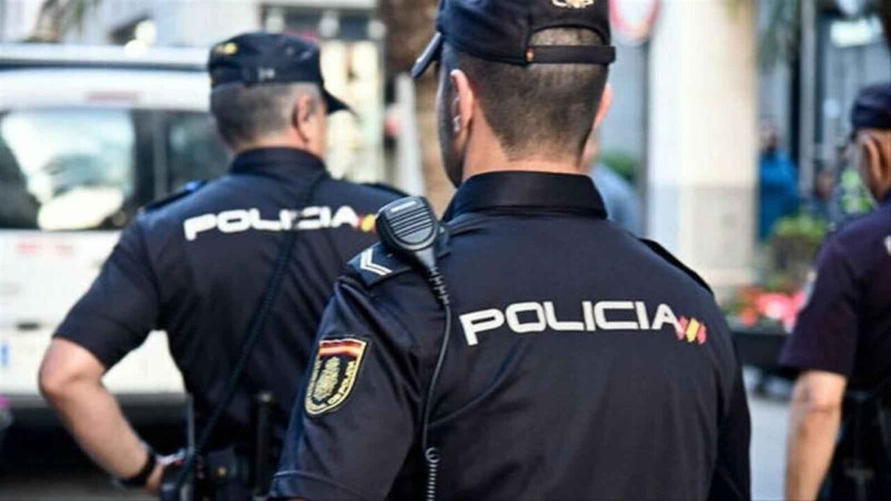 إسبانيا ترحل زعيم عصابة إجرامية إلى المغرب