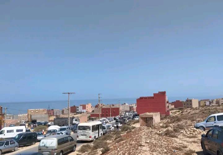 شاطئ “سيدي وساي”.. واجهة سياحية رائدة في مواجهة تحديات الأمن، النظافة، والعشوائية