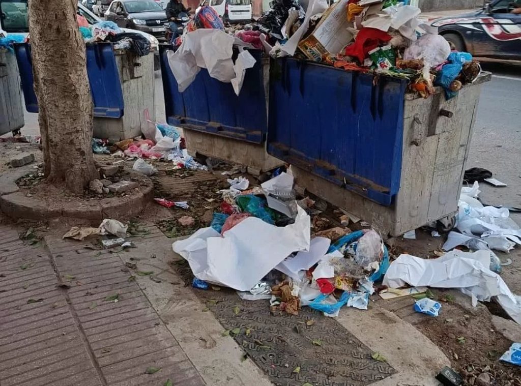 أزمة النظافة بأيت ملول: هل تتبخر جهود السلطات الإقليمية بسبب “بلوكاج” شاحنات الجماعة؟