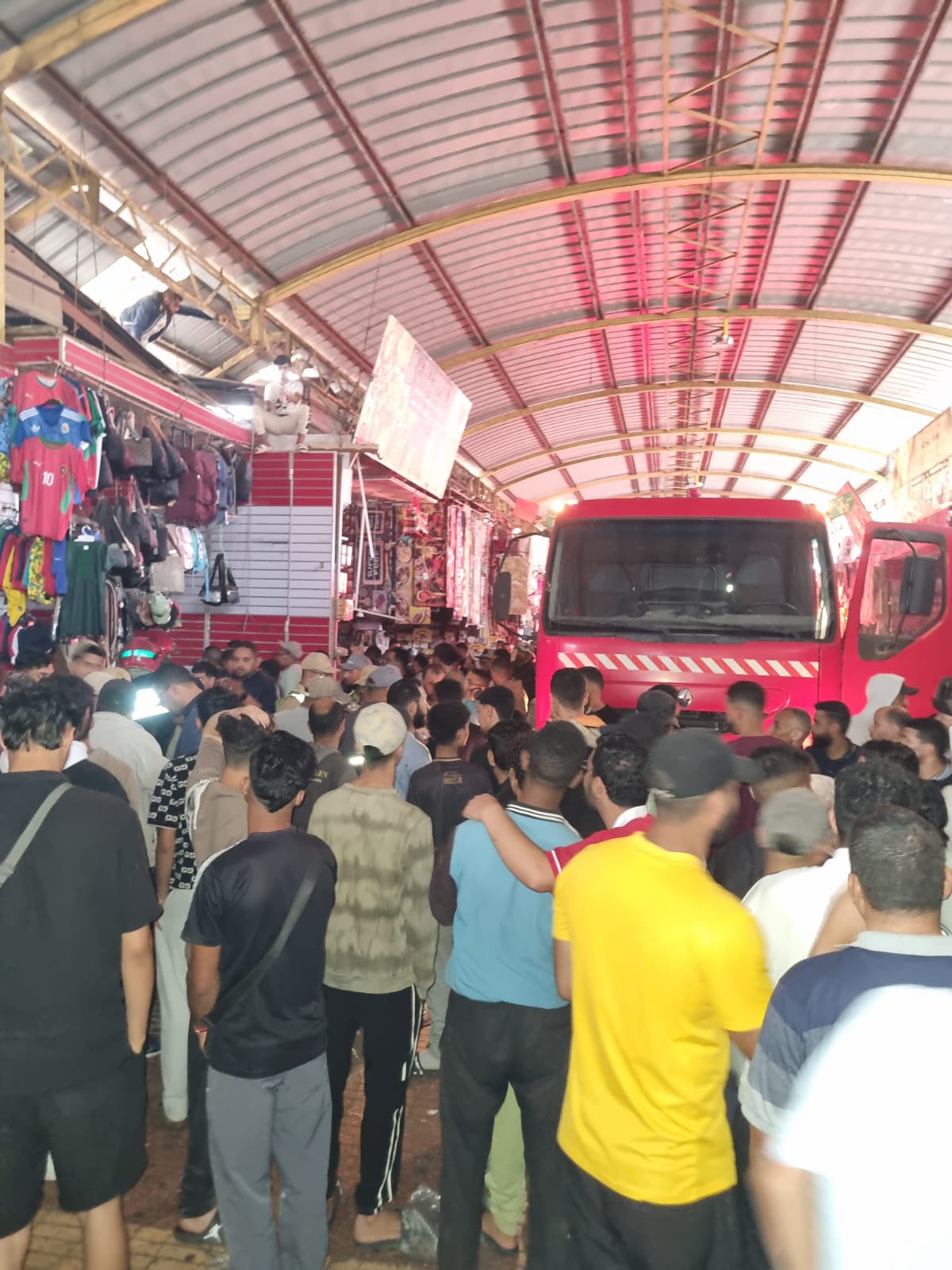 حادث كهربائي بسوق الثلاثاء بإنزكان يثير مخاوف التجار ويعيد التحذير من التوصيلات العشوائية