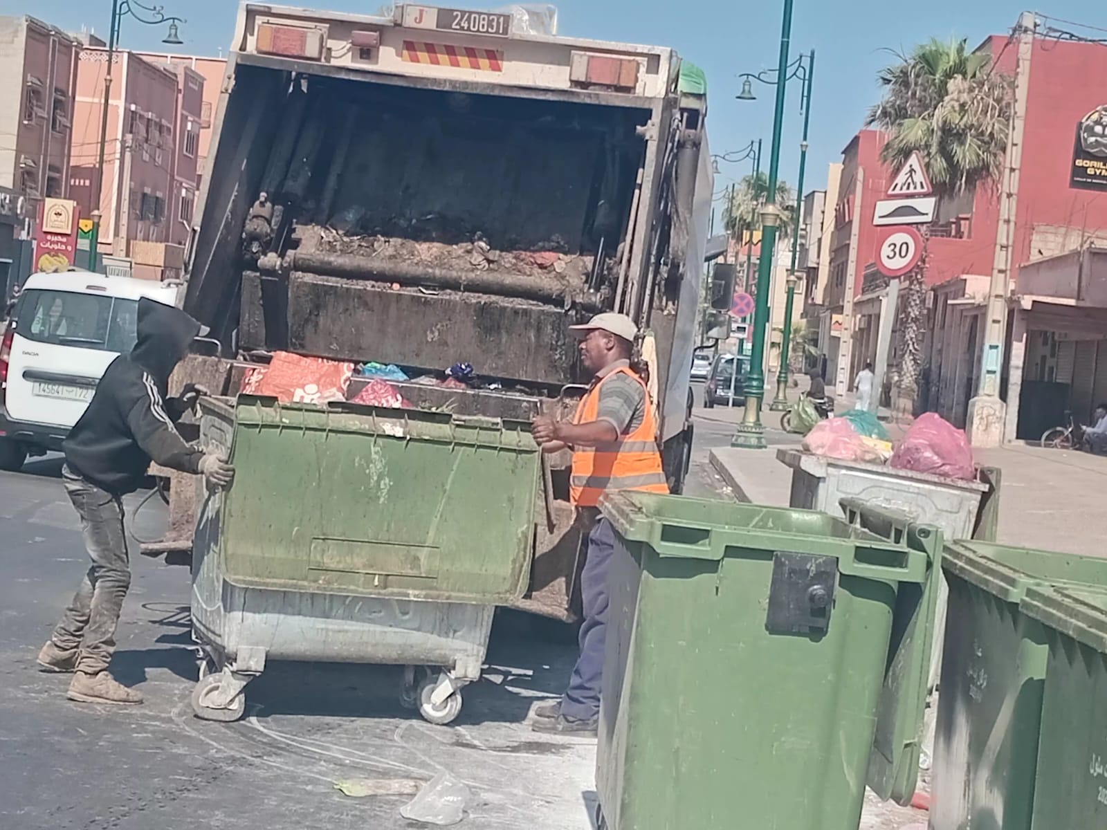 عمال النظافة بأيت ملول.. ركيزة الحياة الحضرية وعنوان التضحية في المناسبات