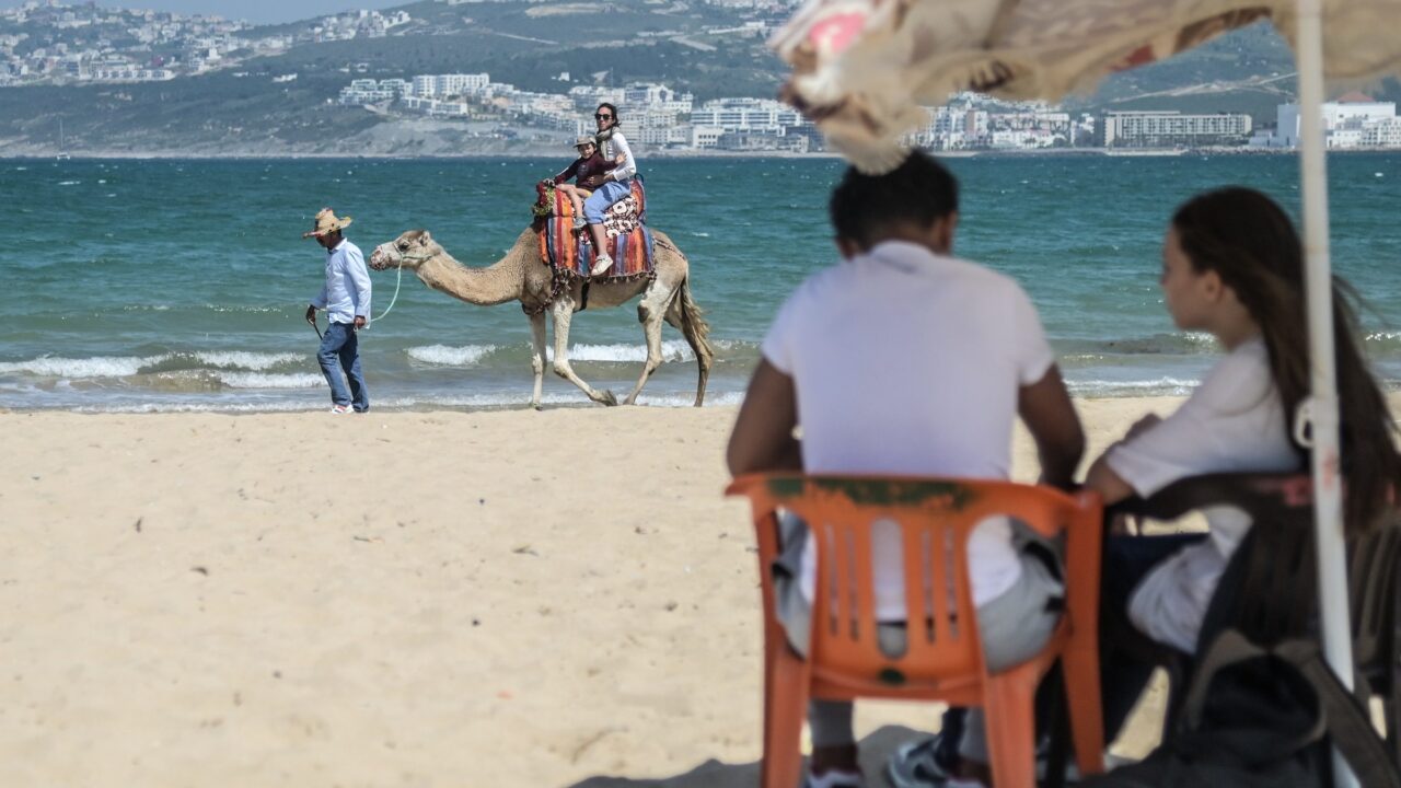 العطلة الصيفية ترهق ميزانية الأسر المغربية وسط ارتفاع تكاليف السفر والترفيه