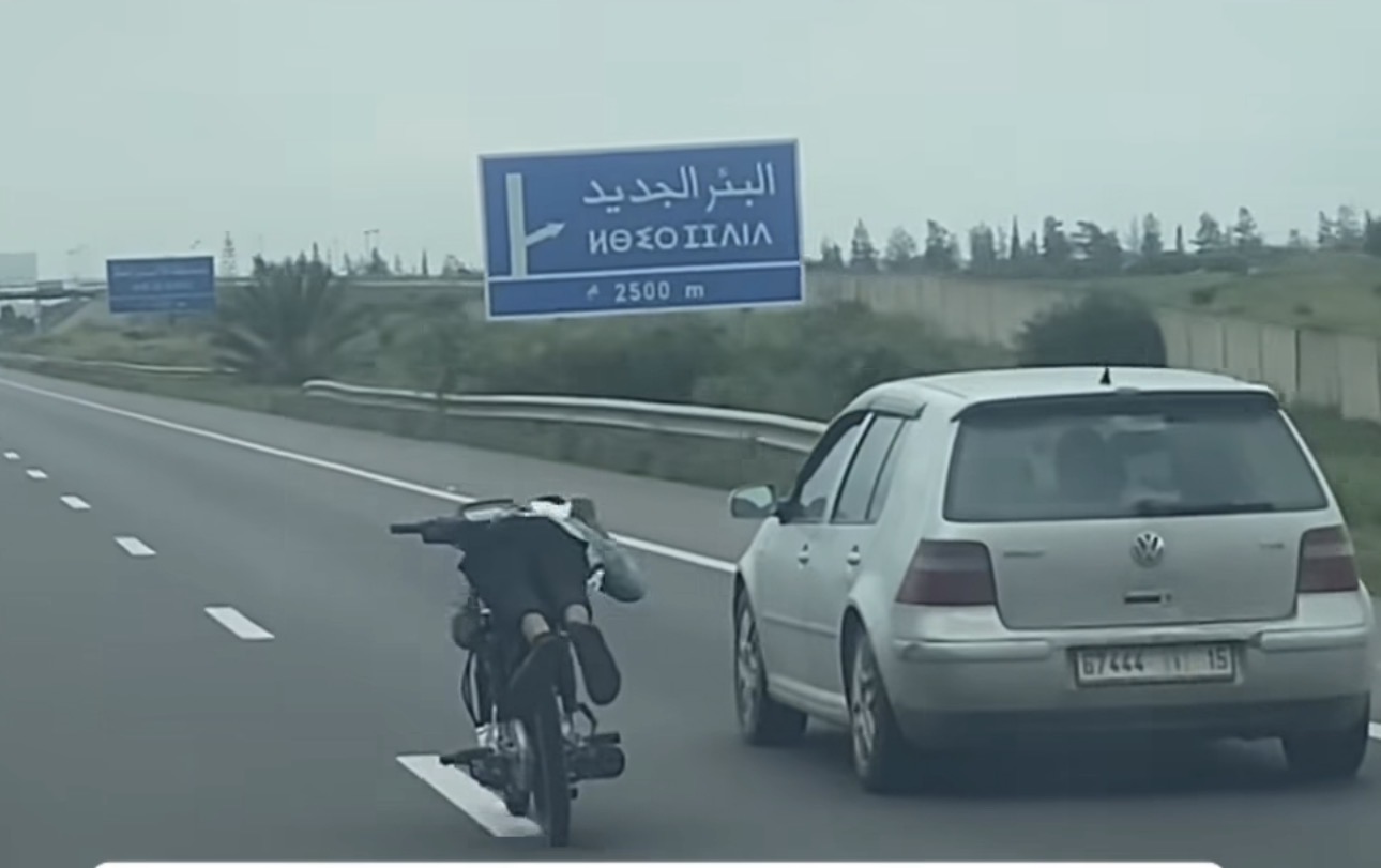 فوضى وتسيب…مشاهد خطيرة تطرح سؤال من المسؤول على تأمين الطرق السيارة بالمغرب