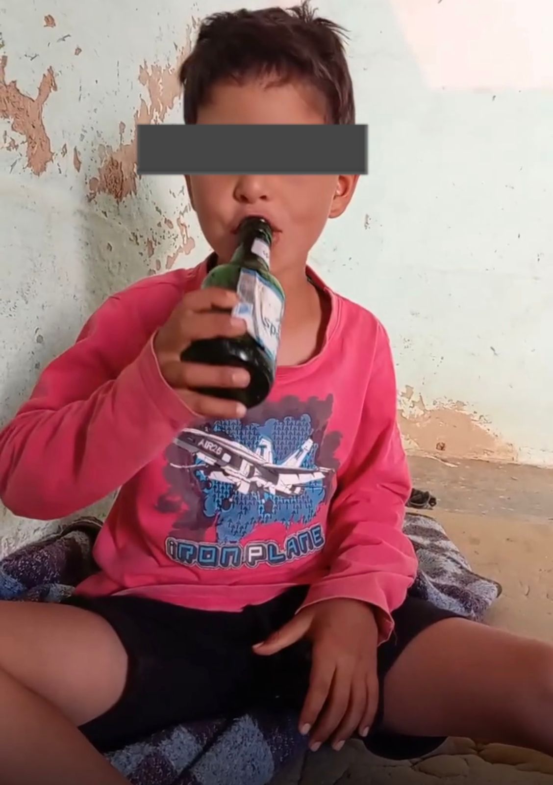توقيف شخص ظهر في فيديو وهو يقدم مواد كحولية لطفل قاصر بضواحي الريش