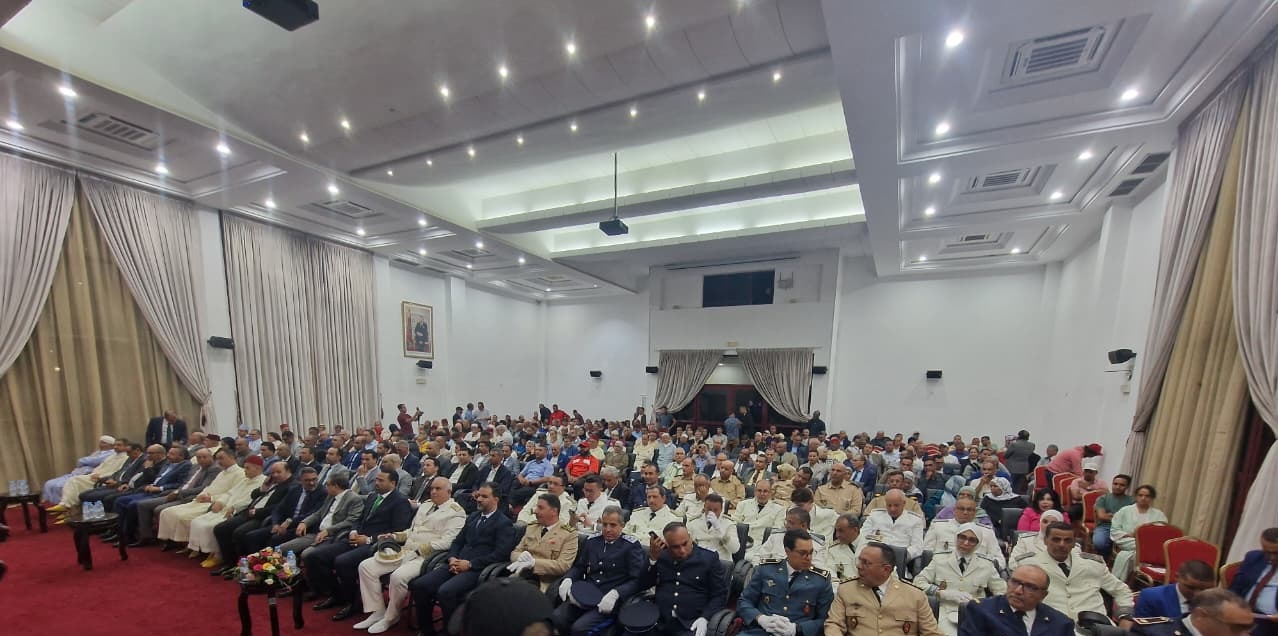 عامل عمالة إنزكان آيت ملول يترأس حفل الإنصات للخطاب الملكي السامي ويشارك المواطنين صوراً تذكارية في أجواء وطنية مميزة