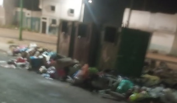 إنزكان.. حين تصبح الحاويات فارغة والنفايات في الشارع!