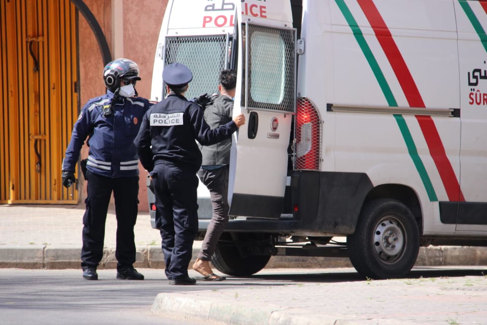 إحالة ثلاثة أشخاص على النيابة بالرباط للاشتباه في السرقة والاحتجاز وهتك العرض