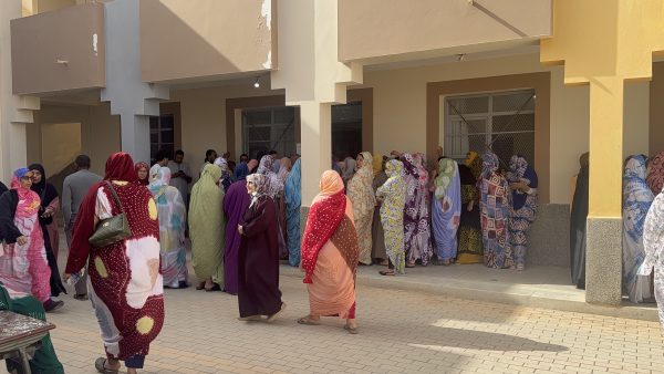 منذ الساعات الأولى.. إقبال مكثف على مكاتب التصويت بالعيون