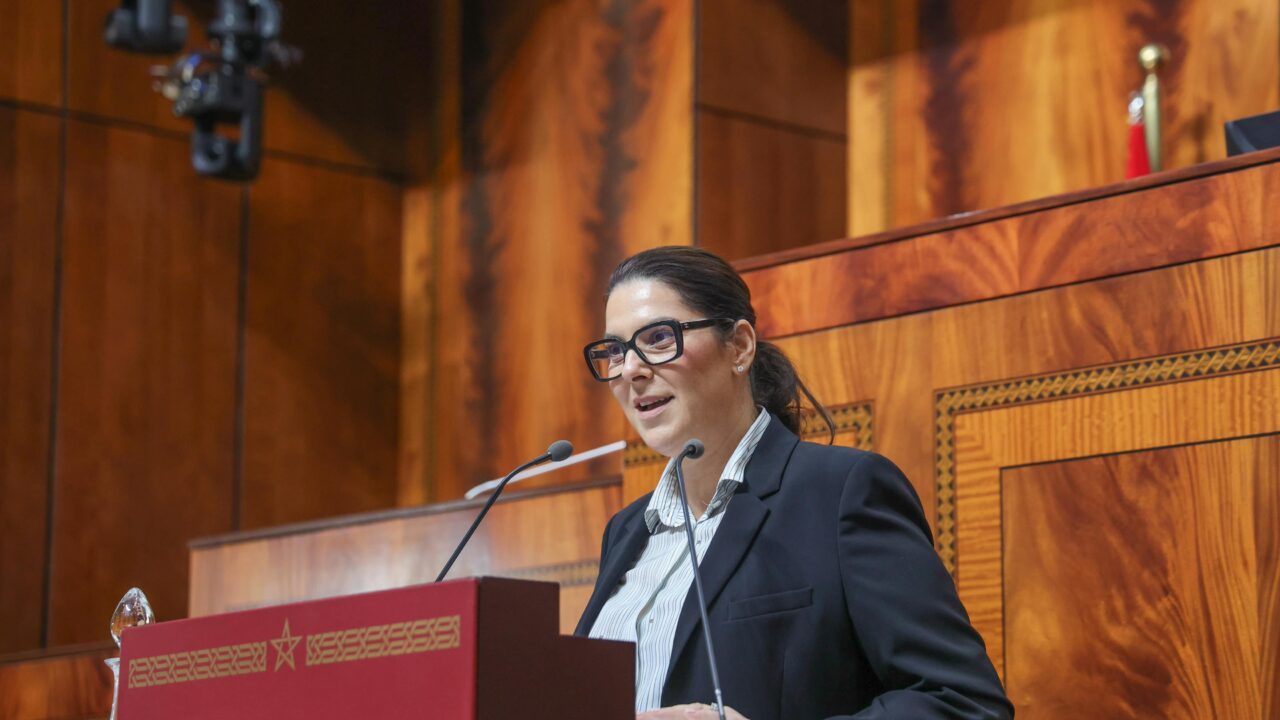رئيسة الحكومة تتعهد بتخليق الحياة العامة ودعم الاقتصاد الوطني بعقود جيل جديد من الشفافية والنزاهة